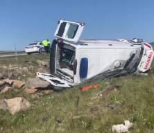 Kars'ta ambulans şarampole devrildi: Biri doktor 4 sağlık çalışanı yaralandı