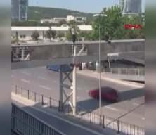 Kartal'da yürekleri ağza getiren anlar! Üst geçitten elektrik direğine böyle atladı