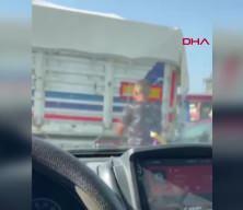 Kırmızı ışıkta duran kamyondan karpuz çaldı; o anlar kamerada