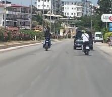 Motosikletli magandalar trafik kurallarını ihlal etti