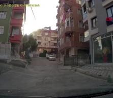 Pendik'te trafikte tartıştığı sürücüye kızının yanında bıçak çekip küfürler savurdu
