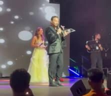 Sinan Akçıl ödül töreninde sözde sanatçılara ders verdi