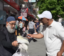 Sokak röportajında istediği cevabı alamayınca yaşlı adamı aşağıladı