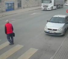 Yaya geçidinde kimse yol vermedi: 81 yaşındaki adama motosiklet çarptı