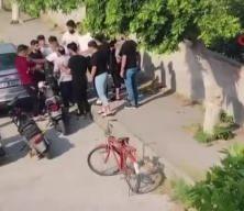 Bayram günü 17 kişilik grup bir anda kavgaya başladı! O anlar kamerada