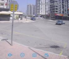 Caddeyi geçip insanların üzerine giden otomobili durdurdu
