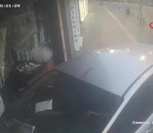 Direksiyon hakimiyetini kaybeden sürücü mağazaya girdi