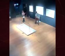 Dünyaca ünlü sanat eserin sosyal medya için fotoğraf çekerken kırdı!
