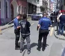 Fatih'te 3 katlı binanın balkonu çöktü