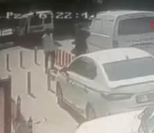 Hasmıyla önce tokalaştı sonra bacaklarından vurdu