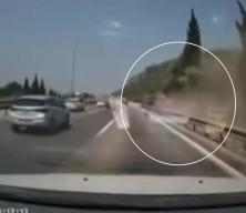 Otobanda kontrolden çıkna araç bariyerlere çarptı! O anlar araç kamerasına böyle yansıdı