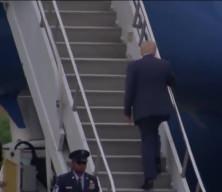 Trump uçağa binerken düştü: O anlar dünya gündemine oturdu!