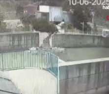 Artvin’de kamyonun dereye uçtuğu anlar kamerada!