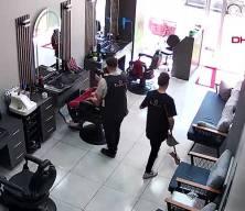 Berberde fön makinesi bomba gibi patladı! O anlar kamerada