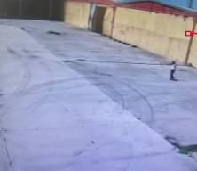 Sokak köpeğinin saldırısından iş arkadaşı kurtardı: O anlar kamerada!