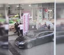 Yaşlı adamı sopayla dövdü