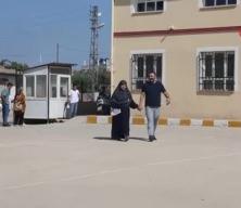 YKS'ye el ele girdiler: Hamile eşiyle aynı okulda sınava girdi