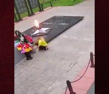 8 yaşındaki bir çocuk, Rusya'nın merkezindeki "Ebedi Alev" anıtına su dökerek yanan ateşi söndürdü