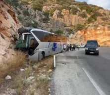 Antalya'da kontrolden çıkan yolcu otobüsü kayalıklara çarptı