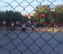 Çocuklarının kavgasına aileler de dahil olunca parkta anneler saç saça baş başa kavga etti