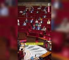 Fransa dünyaya rezil oldu! Başbakanın kafasına düştü! Oturuma ara verildi