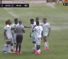 Futbol sahalarında olmaz denilen de oldu! Hakem oyuncuya kafa attı!