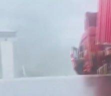 Köprüde asılı kalan kamyon görenleri korkuttu!