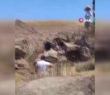 Tarlayı kazarak buldukları lahdi bırakıp kaçtılar
