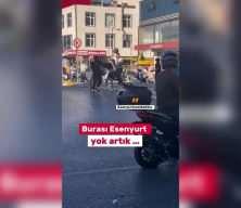 Trafikte korkunç anlar! Motor kaskıyla saldırdılar, kadınları bayıltana kadar darbettiler