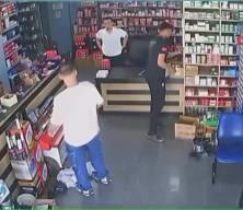 Böyle şaka mı olur! Dükkandakiler saniyede topukladı
