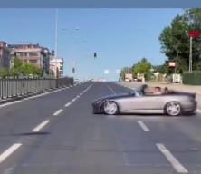 Düğün konvoyunda kural tanımaz sürücüler pes dedirtti