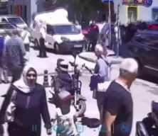 Kadın polise tekmeli saldırı! Ortalık bir anda savaş alanına döndü