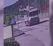 Kamyonunun çarptığı araçtan fırlayan Enes, yaşamını yitirdi