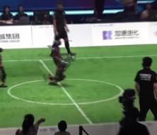 Robotların futbolu izleyenleri güldürdü