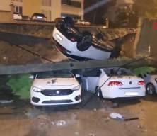 Şiddetli yağmur istinat duvarını devirdi! Park halindeki araçlar hurdaya çıktı