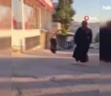 Sokak ortasında eşini darbetti!