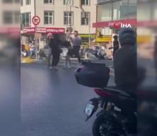 Trafikte korkunç anlar! Motor kaskıyla saldırdılar, kadınları bayıltana kadar darbettiler