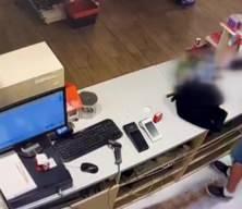Ücretsiz sigara vermeyen kasiyeri bıçakladılar! O anlar böyle görüntülendi