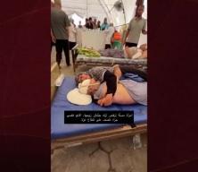 Yaşlı kadın, İsrail tarafından şehit edilen kocasının yanından ayrılamadı