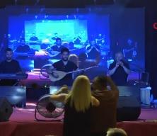 Konserde görünmez kaza! Sanatçının kafasına dron çarptı!