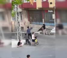 İki grup arasındaki kavgada taraflar sopalarla binaya saldırdı