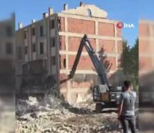Elazığ'da ağır hasarlı bina tek dokunuşla yerle bir oldu
