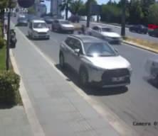 İstanbul'da refüje çıkan cip ağaca çarptı! 4 kişi yaralandı