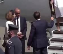 Macron çiftinde bir kriz daha: Elini uzattı, eşi görmezden geldi