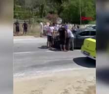 Motosiklet sürücüsünün zor anları! Kendisine çarpan otomobilin üstünde kaldı
