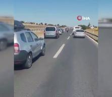 Silivri’de bir adam akan trafikte asfalta oturdu 