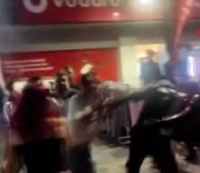 Trafikte motosiklet sürücüsüyle yaya arasında tekme tokat kavga 