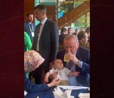 Cumhurbaşkanı Erdoğan, bir bebeği kendi elleriyle sevgiyle besledi