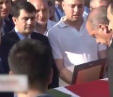 Cumhurbaşkanı Erdoğan'ın 15 Temmuz gecesi şehit edilen Erol Olçok'un cenazesindeki zor anları!  