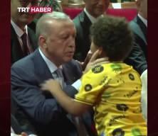 Minik çocuk ile Erdoğan arasında keyifli sohbet: Erdoğan dede sana sarılabilir miyim?